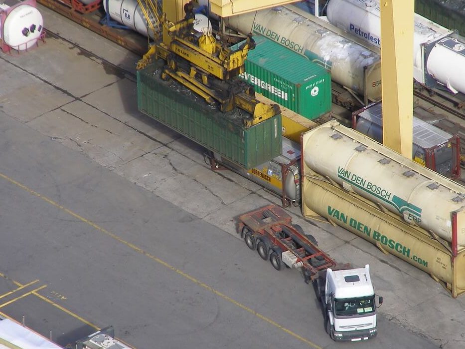 chargement du conteneur sur une remorque chassis