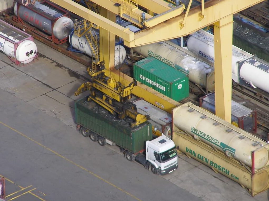 déchargement du conteneur sur une remorque chassis