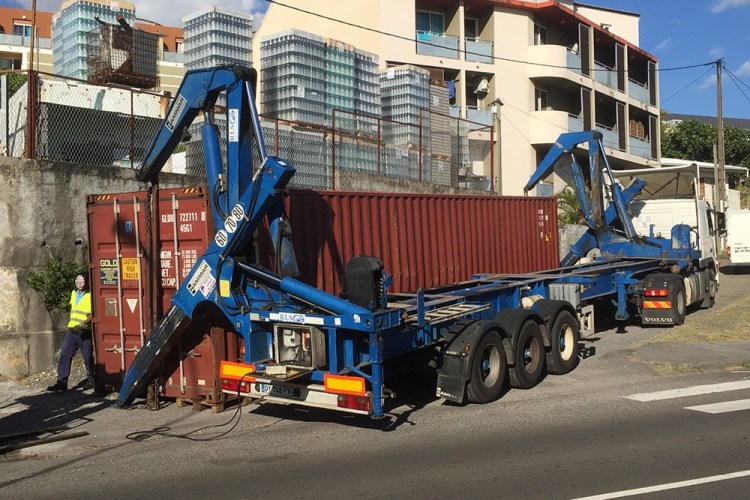 camion et remorque porte conteneur avec grue