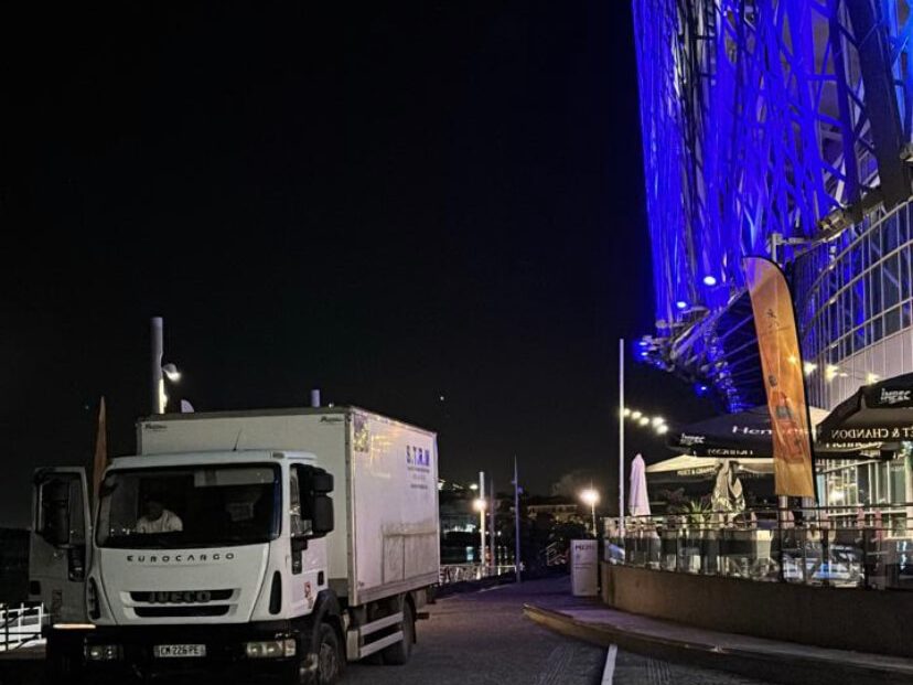 Photo d'un camion de livraison STRM près du Mémorial Acte en Guadeloupe