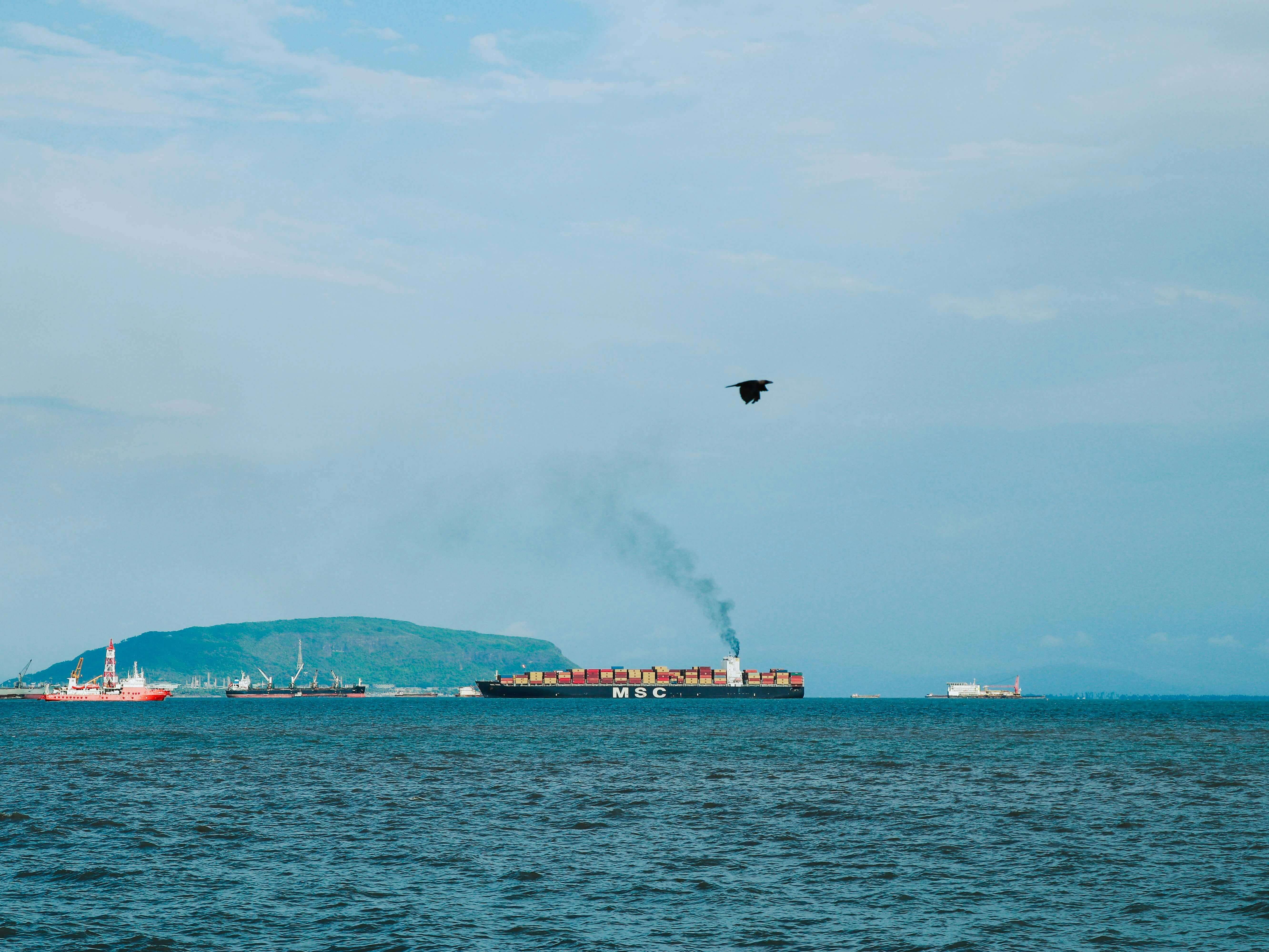 Bateau livrant de la marchandise.