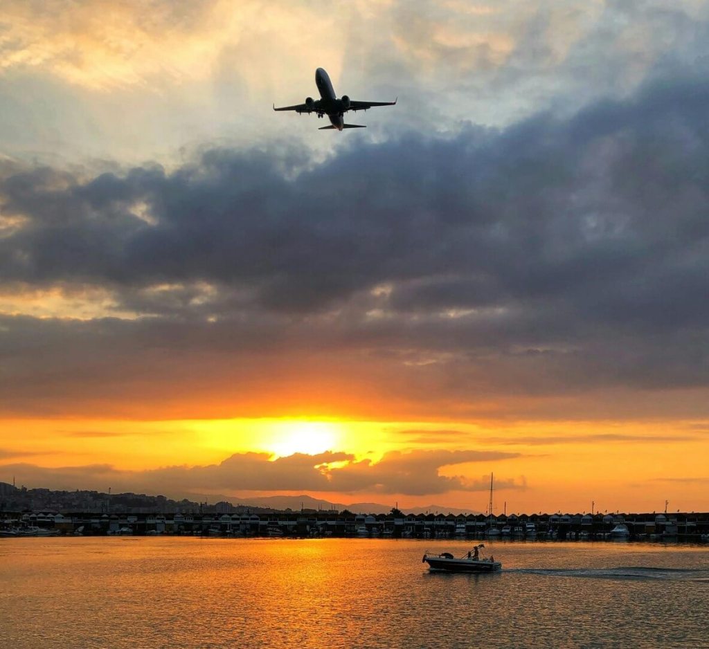 Bateaux d'expédition de marchandises et avion de transit de fret.