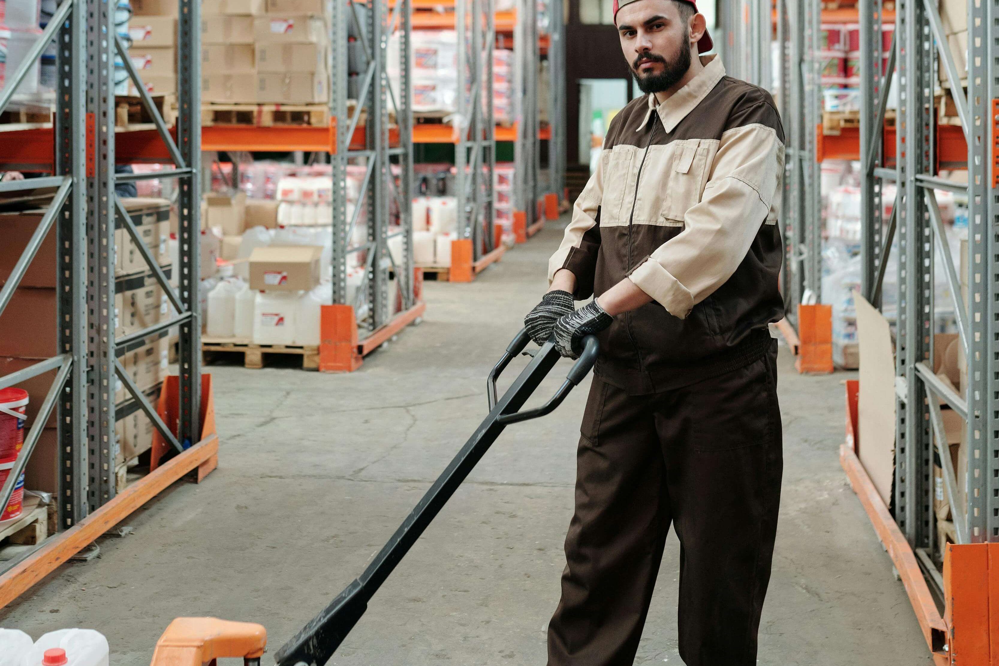 Manutentionnaire utilisant un tire-palette